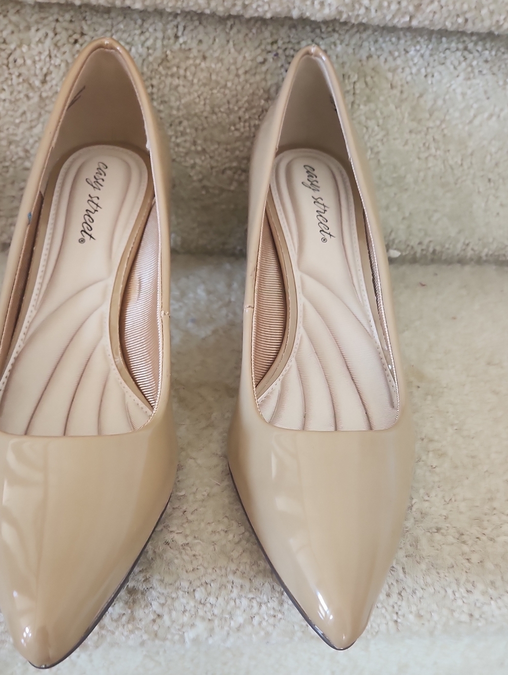 easy street Size 11  Patent Pointed Toe Pumps in Nude Nwob